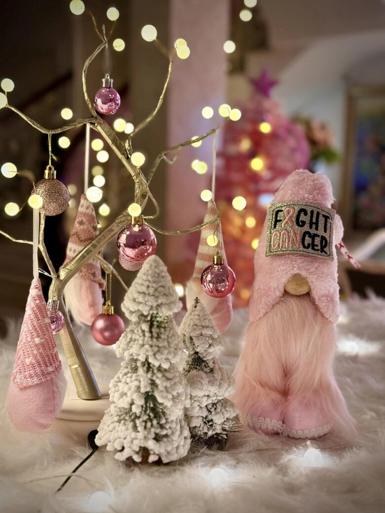 Với cách bài trí tinh tế, căn biệt thự của Thúy Hạnh mang đến không gian Giáng sinh đầy yêu thương. Ảnh: FBNV