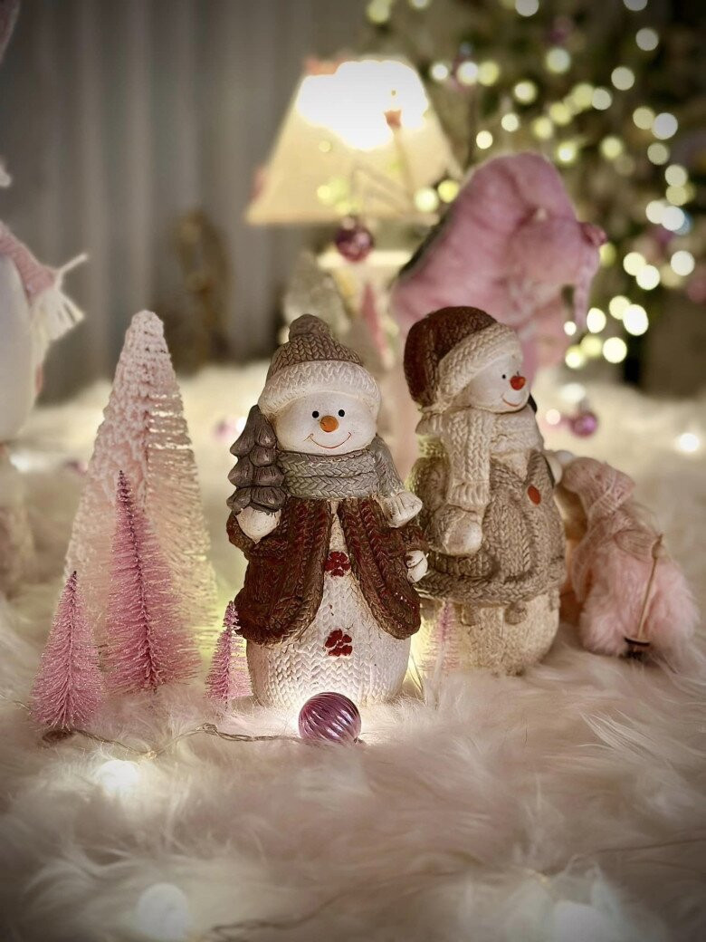 Đồ vật trang trí màu hồng pastel mang đến hơi thở cổ tích cho căn biệt thự. Ảnh: FBNV