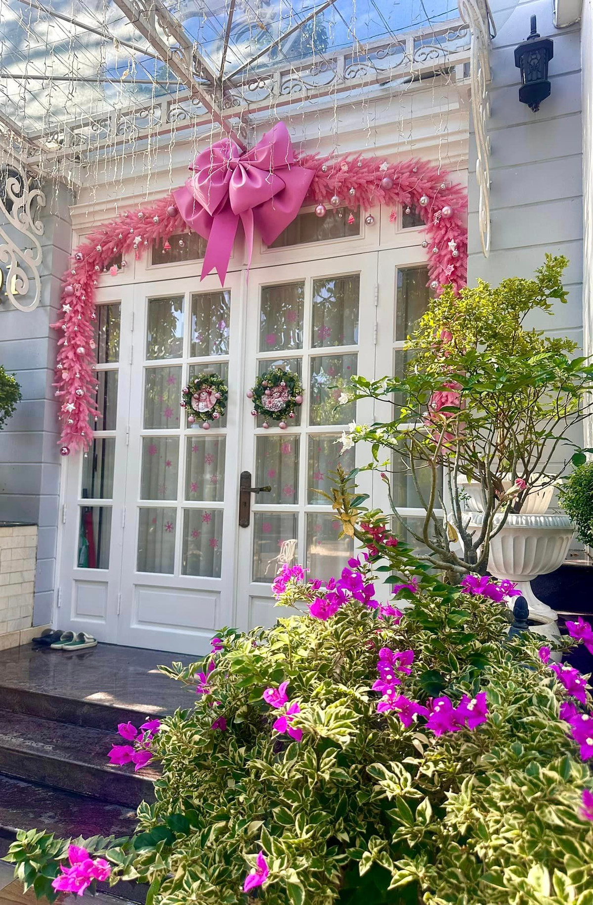 Mỗi dịp Giáng sinh, vợ chồng Thúy Hạnh - Minh Khang đều trang hoàng căn biệt thự lộng lẫy giống như một "thiên đường nhỏ". Những năm trước, không gian mang tông đỏ và trắng chủ đạo, nhưng năm nay căn biệt thự khoác lên mình gam màu hồng baby siêu xinh. Ảnh: FBNV