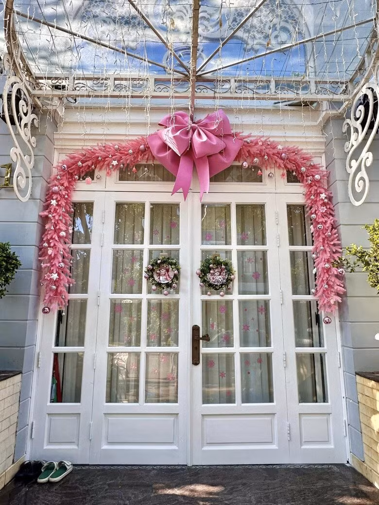 Cánh cửa được trang trí vòng hoa Giáng sinh và đèn LED lung linh. Ảnh: FBNV