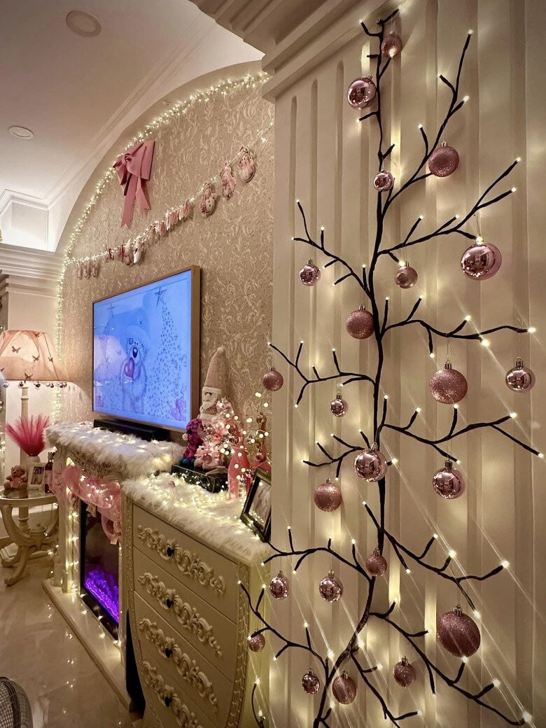 Góc trang trí nhỏ với chú người tuyết đáng yêu kết hợp đèn dây tạo cảm giác gần gũi. Ảnh: FBNV