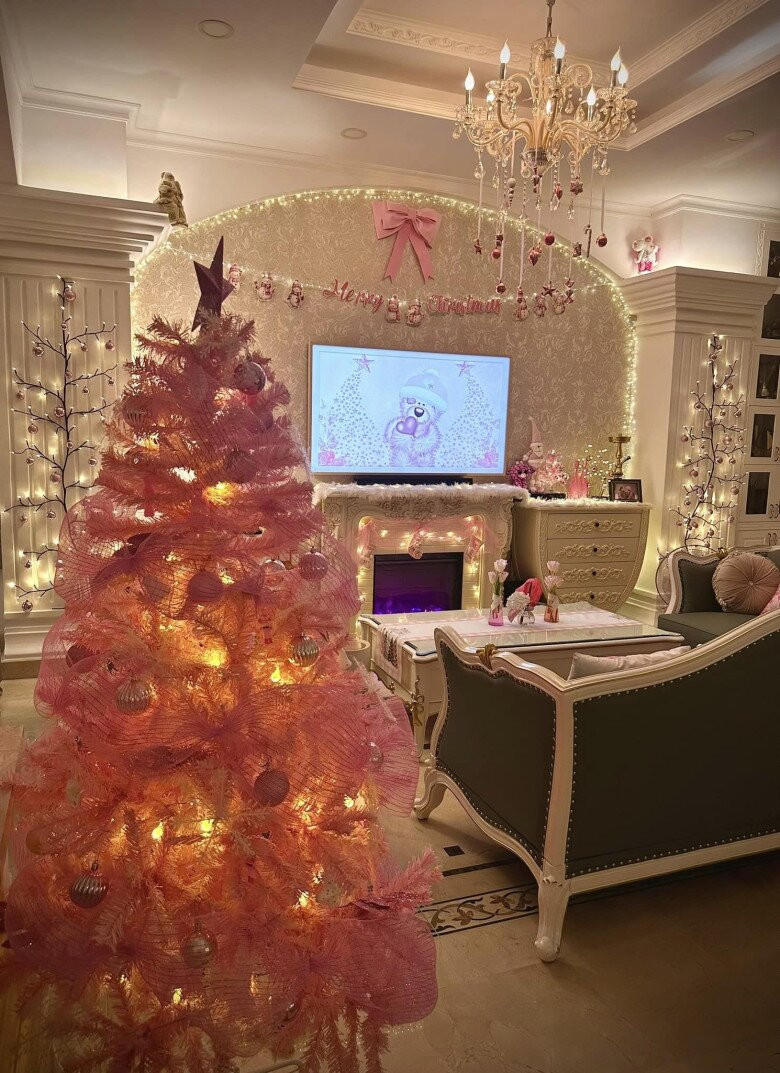 Một góc tường nổi bật với bóng trang trí hồng kết hợp đèn LED trắng dịu dàng. Ảnh: FBNV