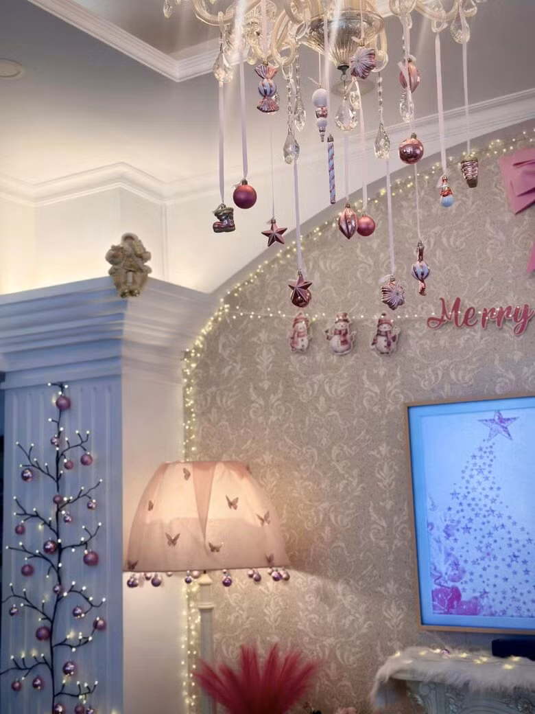Phòng khách lộng lẫy với đèn chùm pha lê và cây thông màu hồng. Ảnh: FBNV