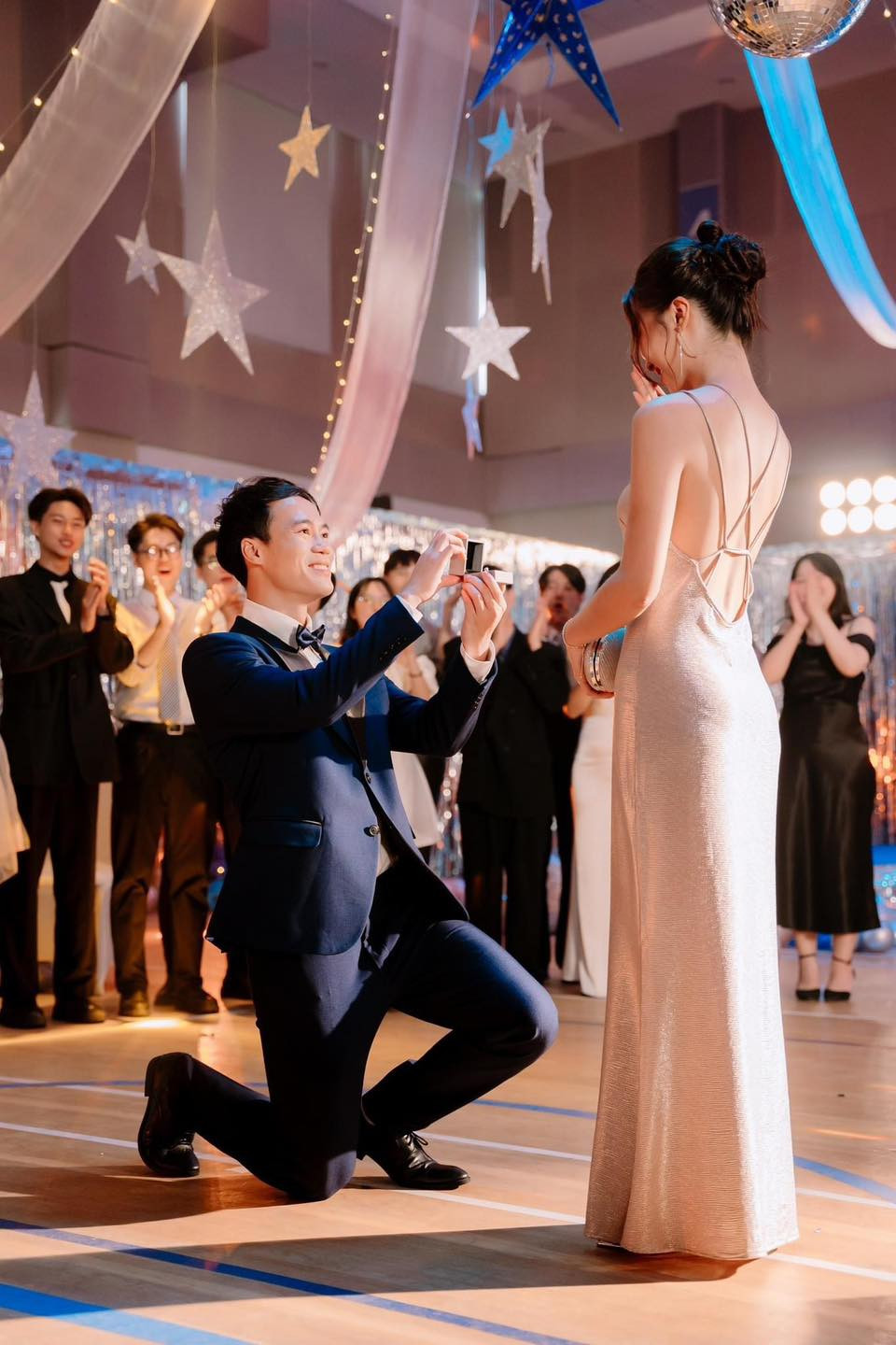 Cộng đồng mạng đang xôn xao trước hình ảnh tiền đạo Văn Toàn cầu hôn một cô gái lạ. Ảnh: Thethao247