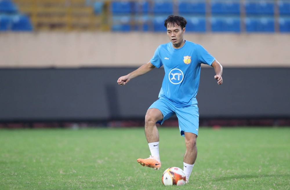 Ước tính, mỗi tháng nam cầu thủ bỏ túi khoảng 517 triệu đồng, chưa kể các khoản thưởng dựa trên thành tích thi đấu của đội trên các mặt trận. Ảnh: Tiền phong