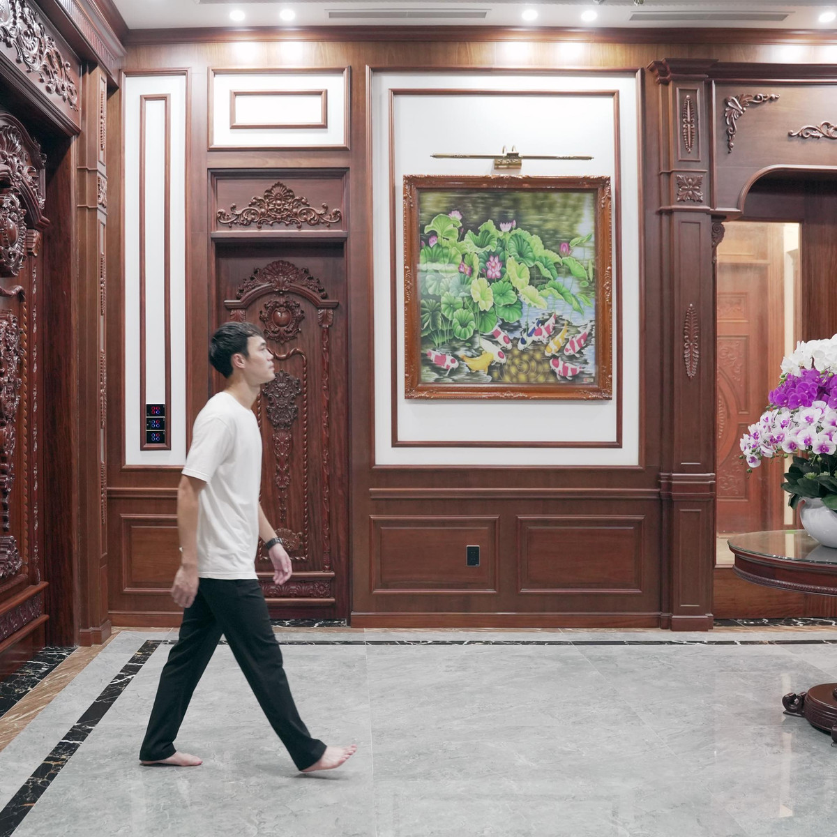 Căn biệt thự gồm 2 tầng rộng rãi, mang phong cách sang trọng với nội thất gỗ chủ đạo. Ảnh: FB Nguyễn Văn Toàn