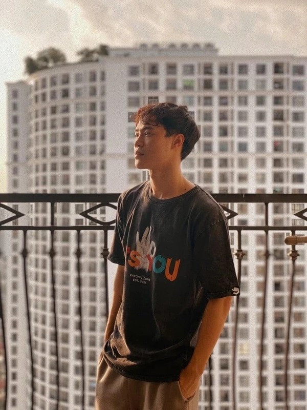 Ngoài thu nhập từ sân cỏ, tiền đạo Văn Toàn còn cho ra mắt thương hiệu thời trang của riêng mình mang tên VATO9. Các mặt hàng thương hiệu VATO9 kinh doanh gồm áo thun, áo hoodie, balo, giày dép, mũ... Ảnh: FBNV