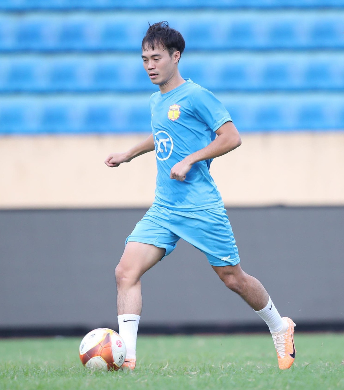 Tháng 9 năm ngoái, Văn Toàn ký hợp đồng 3 năm với Thép xanh Nam Định. Theo tiết lộ, Văn Toàn nhận mức "lót tay" gần 5 tỷ đồng/mùa cùng mức lương khoảng 100 triệu đồng/tháng. Ảnh: Người lao động