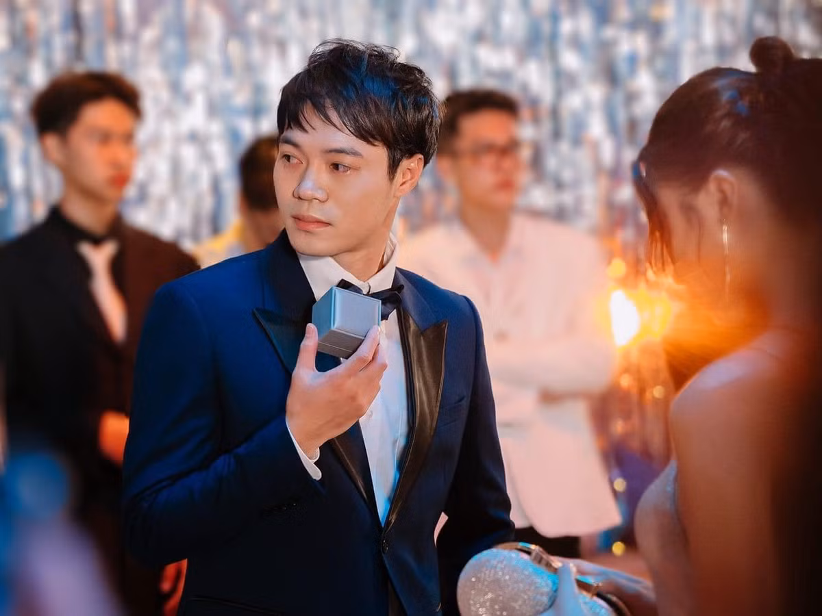 Tuy trên, thực tế đây chỉ là một cảnh trong MV ca nhạc. Theo đó, Văn Toàn đóng vai trò cameo, là người yêu mới của nữ chính trong MV “Bầu trời mới” của nhóm nhạc Da LAB. Ảnh: FB Nguyễn Văn Toàn