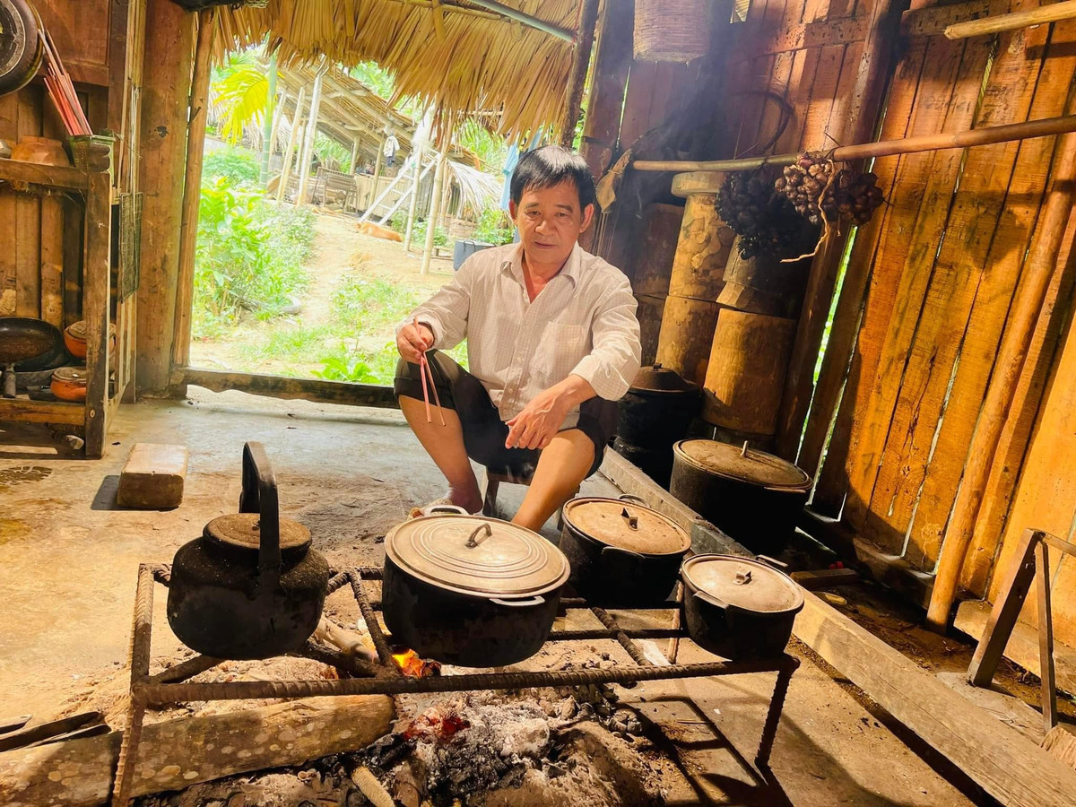 Theo Vượng Râu, tài sản mà Quang Tèo có được như bây giờ là bằng sức lao động, bằng mồ hôi nước mắt của một người nghệ sĩ. Năm nay nghệ sĩ Quang Tèo đã ngoài 60 tuổi nhưng vẫn chịu khó thức đêm thức hôm, tự lái xe trên từng cây số, chạy đi diễn từ tỉnh này sang tỉnh khác mà không hề biết mệt. Ảnh: FB Quang Tèo