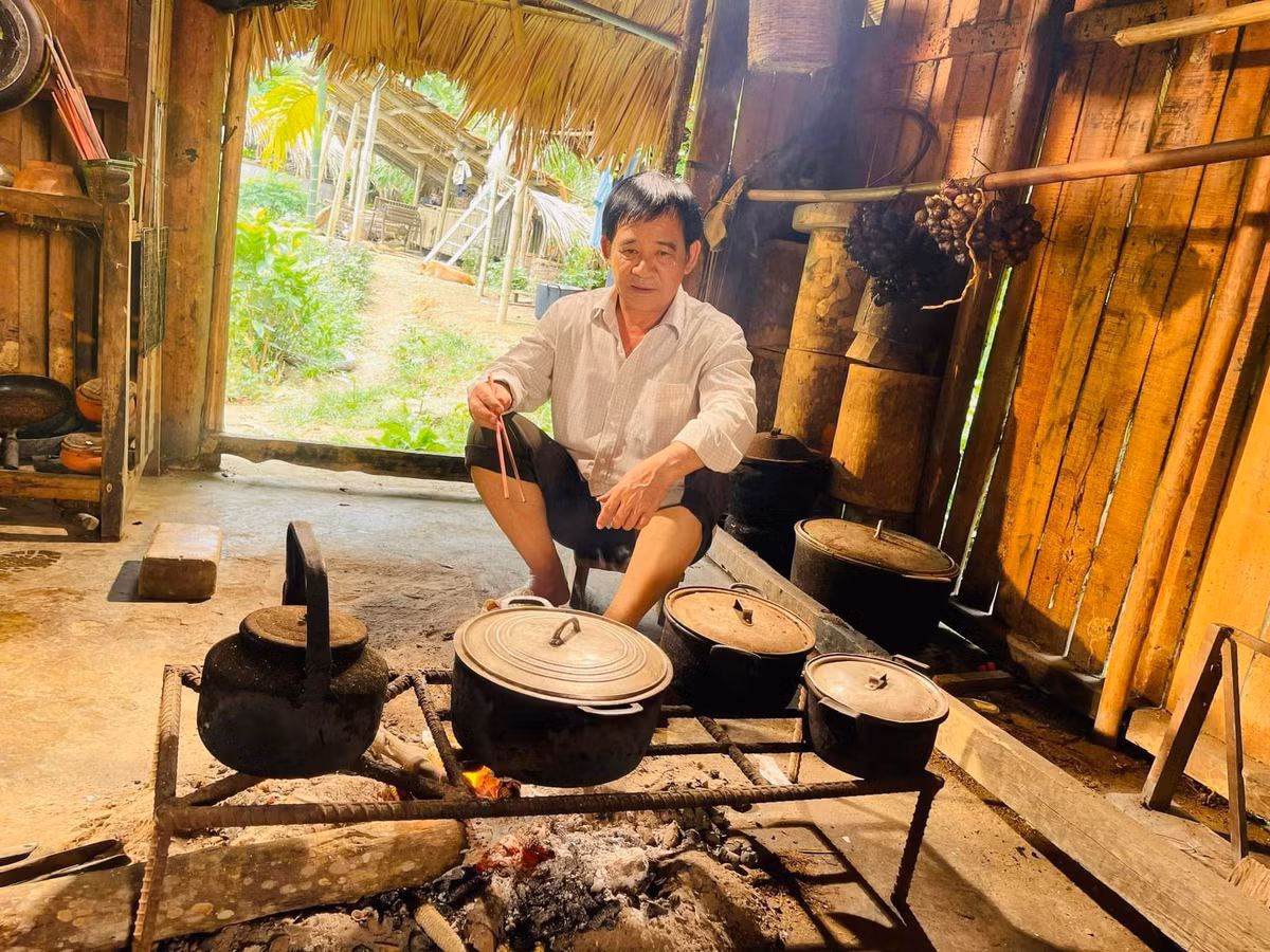 Theo Vượng Râu, tài sản mà Quang Tèo có được như bây giờ là bằng sức lao động, bằng mồ hôi nước mắt của một người nghệ sĩ. Năm nay nghệ sĩ Quang Tèo đã ngoài 60 tuổi nhưng vẫn chịu khó thức đêm thức hôm, tự lái xe trên từng cây số, chạy đi diễn từ tỉnh này sang tỉnh khác mà không hề biết mệt. Ảnh: FB Quang Tèo