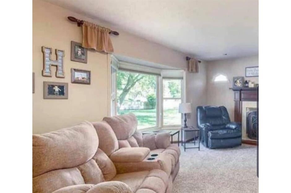 Chiếc rèm cửa này gần như vô giá trị. Ảnh: Facebook