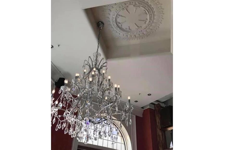 Không có lý do chính đáng nào giải thích cho việc lắp đèn chùm lệch tâm. Ảnh: Facebook