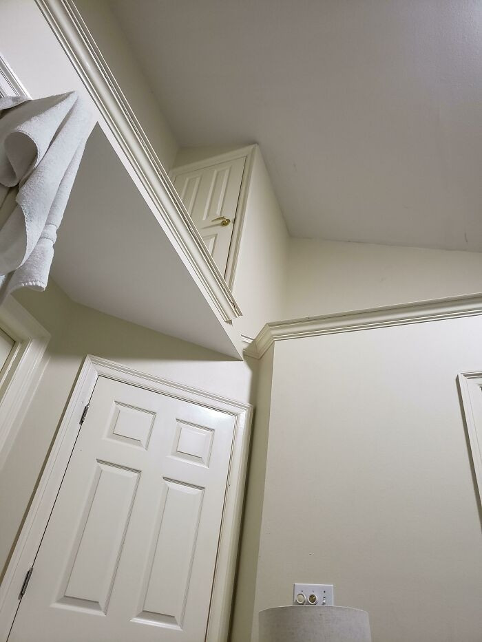 Tủ quần áo cao gần 2 mét so với mặt đất nhưng không có cầu thang để lên. Ảnh: RussiannTaco