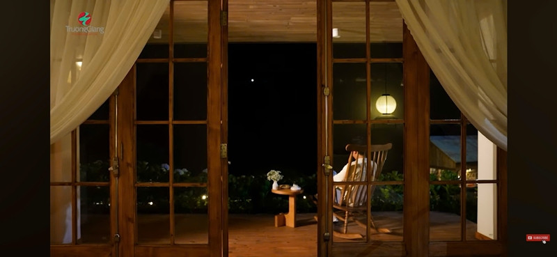 Khung cảnh ngôi nhà lãng mạn khi về đêm. Ảnh chụp màn hình