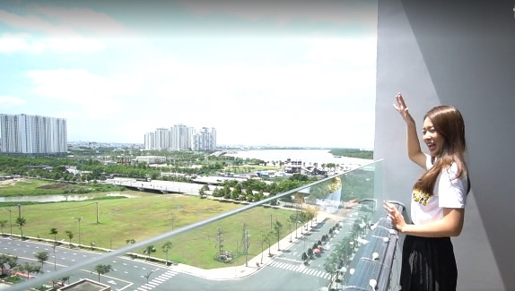 Từ ban công căn hộ có thể nhìn ra đường lớn và sông Sài Gòn. Ảnh chụp màn hình