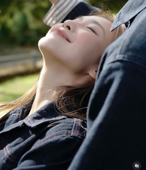 Qua đó, cư dân mạng cho rằng Khả Ngân đã có bạn trai mới. Tuy nhiên, nữ diễn viên sinh năm 1997 không tiết lộ gì thêm về danh tính và diện mạo của người đàn ông này. Ảnh: Phunuso