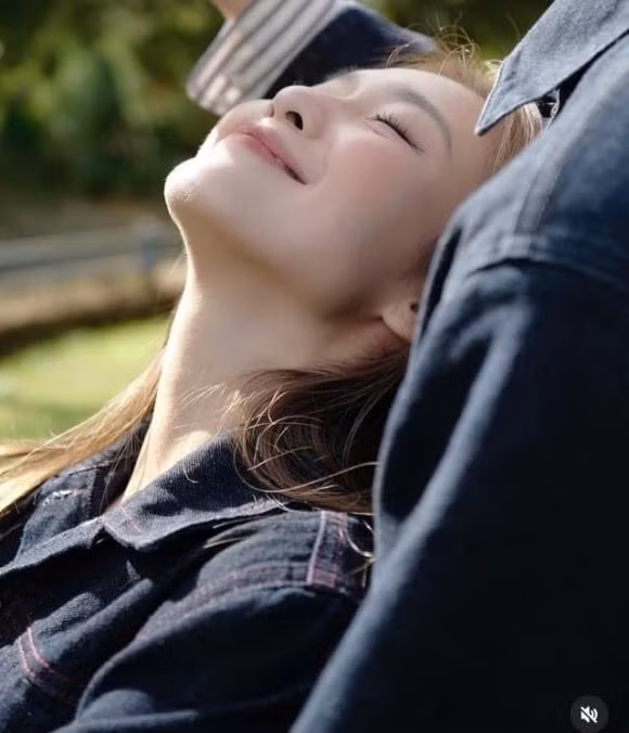 Qua đó, cư dân mạng cho rằng Khả Ngân đã có bạn trai mới. Tuy nhiên, nữ diễn viên sinh năm 1997 không tiết lộ gì thêm về danh tính và diện mạo của người đàn ông này. Ảnh: Phunuso