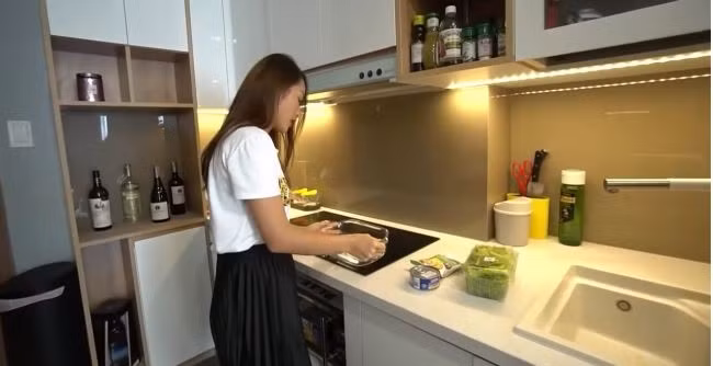 Nội thất trong nhà không quá cầu kỳ. Khu bếp có gam màu trắng chủ đạo. Ảnh chụp màn hình