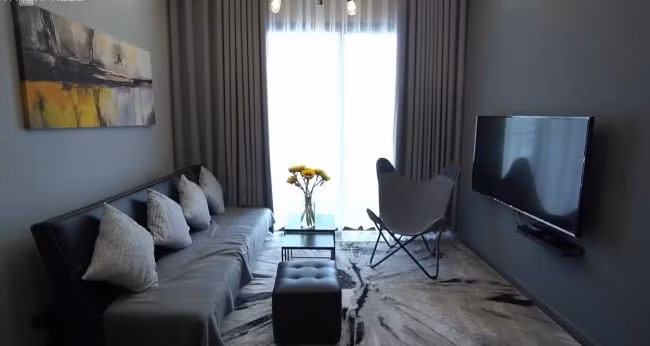 Căn hộ của Khả Ngân thiết kế theo tông màu xám - trắng làm chủ đạo. Ảnh chụp màn hình