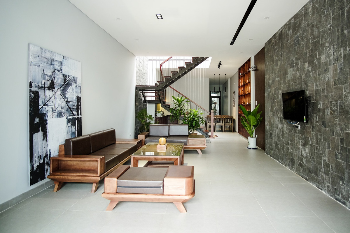 Nhà cũ ngăn phòng khách riêng, bếp riêng, lối đi riêng. Tuy nhiên, do nhu cầu thường xuyên tổ chức ăn uống đông người nên cần không gian rộng, nhà mới loại bỏ vách và kết nối không gian khách bếp. Ảnh: Luân Nguyễn