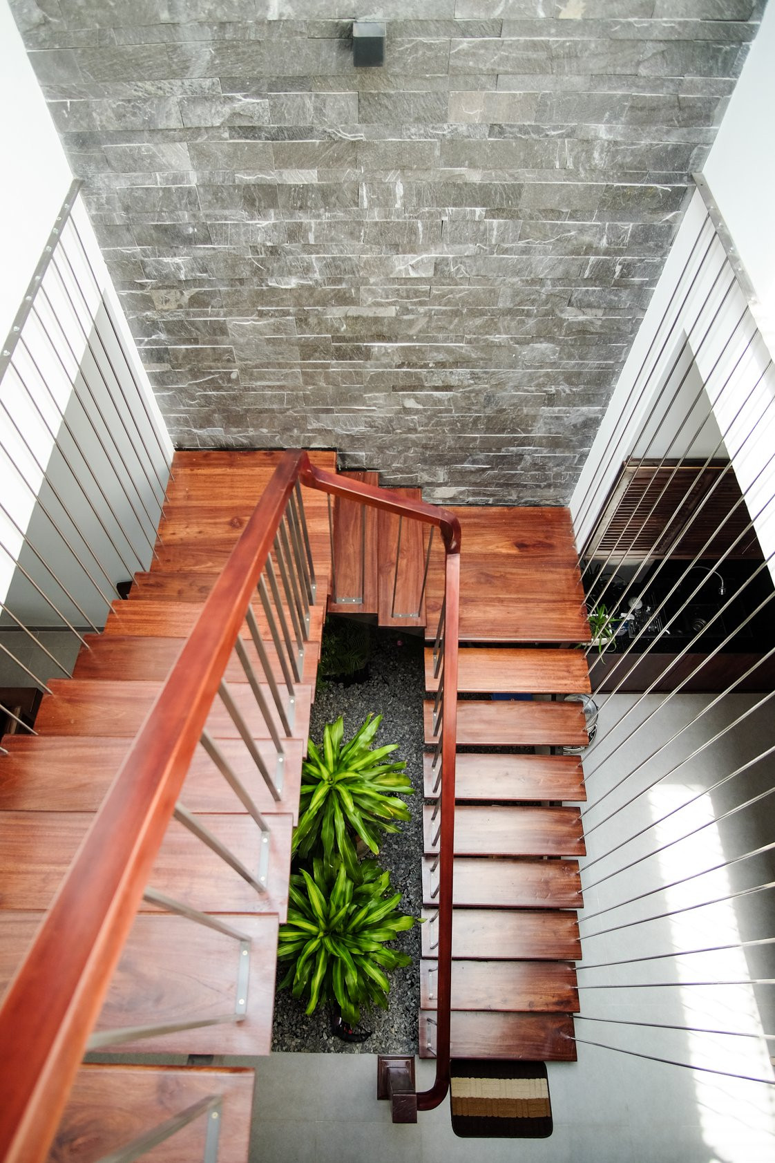 Cầu thang làm từ khung dầm thép hộp, mặt gỗ tự nhiên. Ảnh: Luân Nguyễn