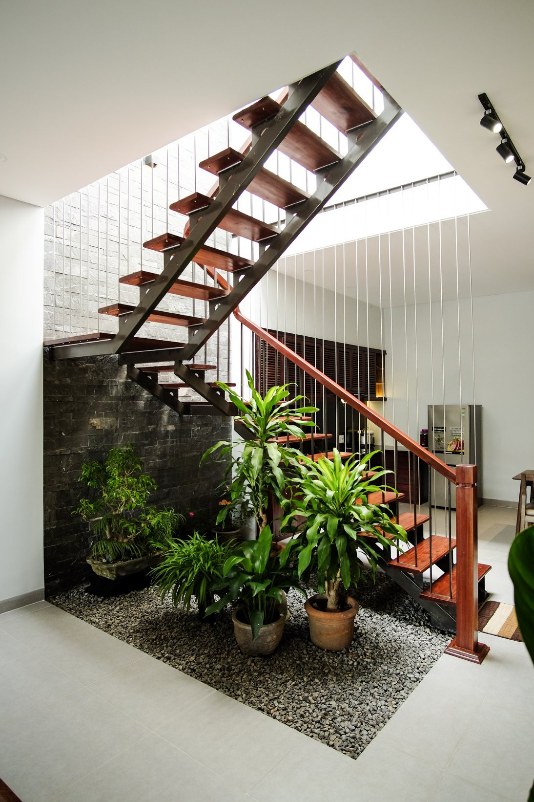 Cầu thang thiết kế ngay dưới giếng trời. Ảnh: Luân Nguyễn