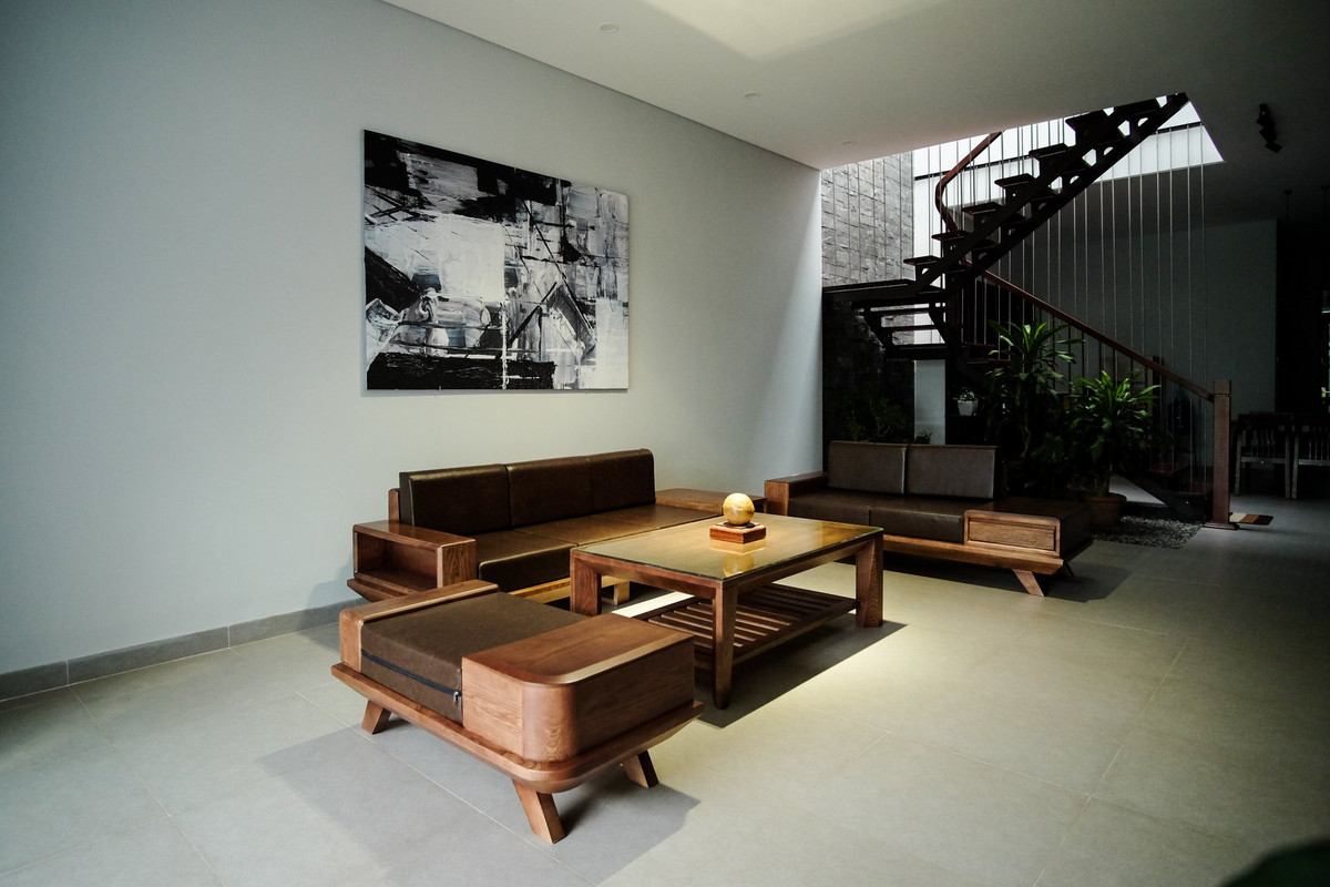 Phòng khách được nhấn nhá bằng bức tranh treo tường trắng đen hiện đại. Ảnh: Luân Nguyễn