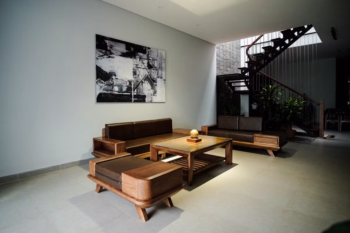 Phòng khách được nhấn nhá bằng bức tranh treo tường trắng đen hiện đại. Ảnh: Luân Nguyễn