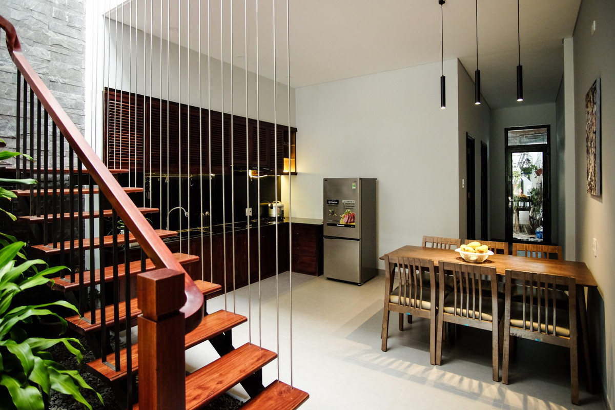 Khu bếp và bàn ăn tối giản. Ảnh: Luân Nguyễn