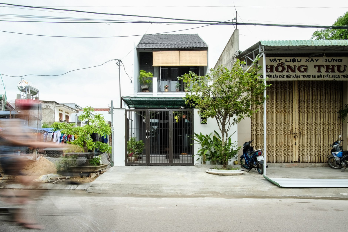 Sau khi cải tạo, nhà mới được thiết kế hệ vì kèo sắt lợp ngói địa phương và sơn màu, giúp không gian bên trong mát hơn đổ trần bê tông. Ảnh: Luân Nguyễn