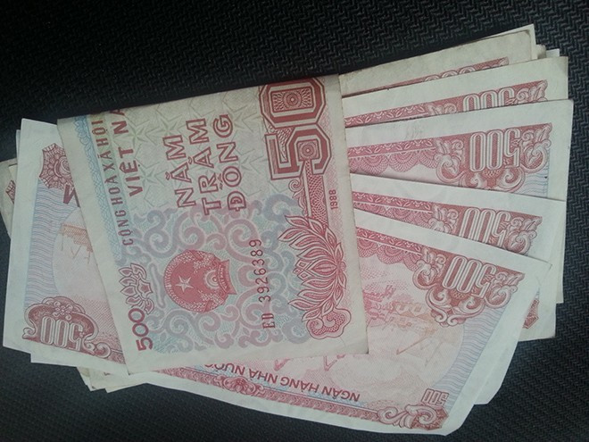 Tờ giấy bạc 500 đồng phát hành năm 1989, kích thước 130mm x 65mm, có màu đỏ cánh sen tổng thể. Ảnh: Vietnamnet