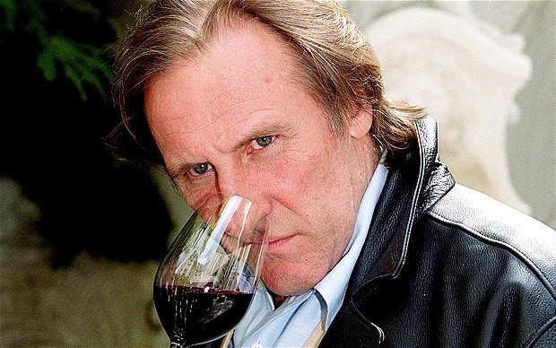 Nam diễn viên người Pháp Gerard Depardieu từng khiến một chuyến bay ở Bublin (Ireland) quay về nơi xuất phát ngay sau khi anh ta đi vệ sinh trên tàu. Ảnh: Telegraph