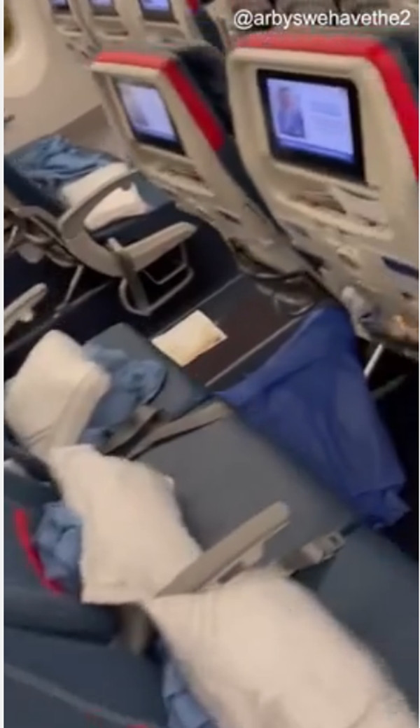 Nhiều người có mặt trên chuyến bay không khỏi rùng mình trước cảnh tượng xảy ra và miêu tả nó như một chuyến bay thảm hoạ. Ảnh: DM