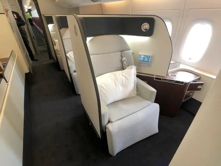 Tương tự, một “mùi nặng” được cho là phát ra từ thảm khiến một chiếc máy trên đường đến Frankfurt (Đức) phải chuyển hướng “tạm lánh” ở Copenhagen (Đan Mạch), trước khi giải quyết xong mùi hương này. Ảnh: Forbes