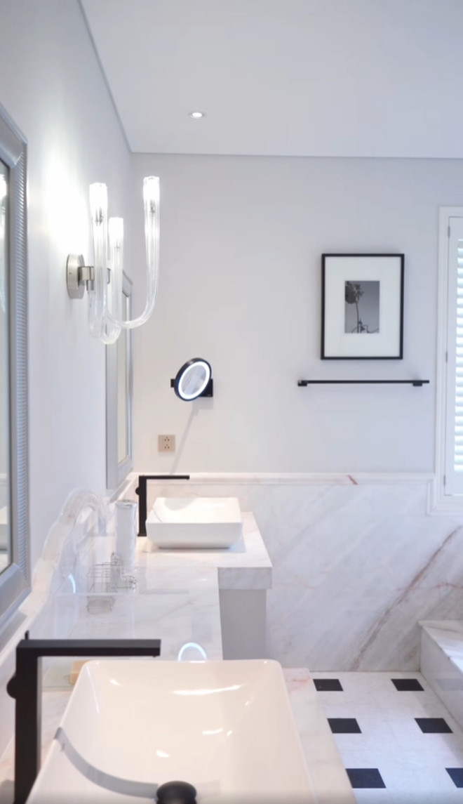 Phòng tắm hiện đại, toàn màu trắng sang trọng. Ảnh: FBNV