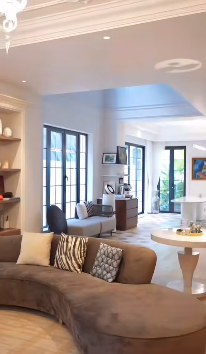 Căn nhà mang phong cách thiết kế đương đại, tạo không gian mở, thoáng và lấy được ánh sáng tự nhiên. Ảnh: FBNV