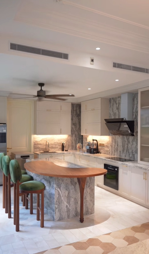 Khu bếp nhỏ gọn nhưng ấm cúng. Ảnh: FBNV