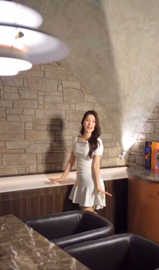 Bên trong biệt thự còn có hầm chứa rượu vang đặc biệt, được xây dựng như một hang đá. Ảnh: FBNV