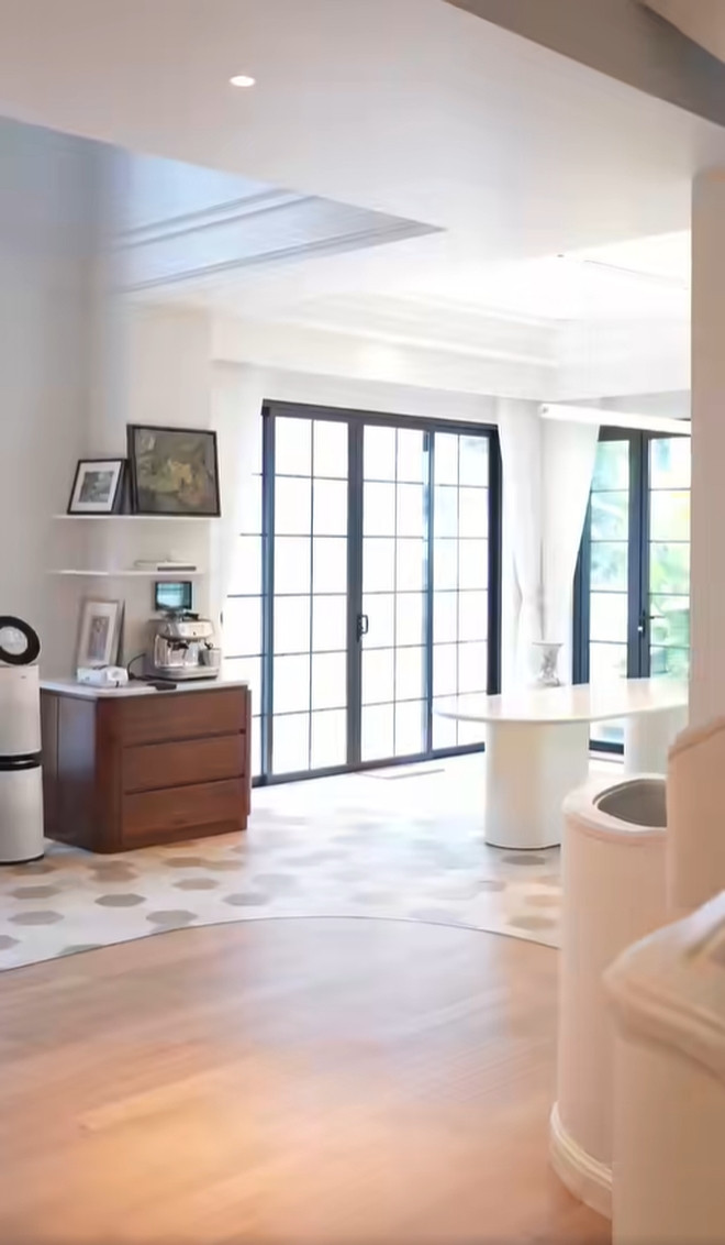 Phòng khách có nhiều cửa sổ đón ánh sáng tự nhiên. Ảnh: FBNV