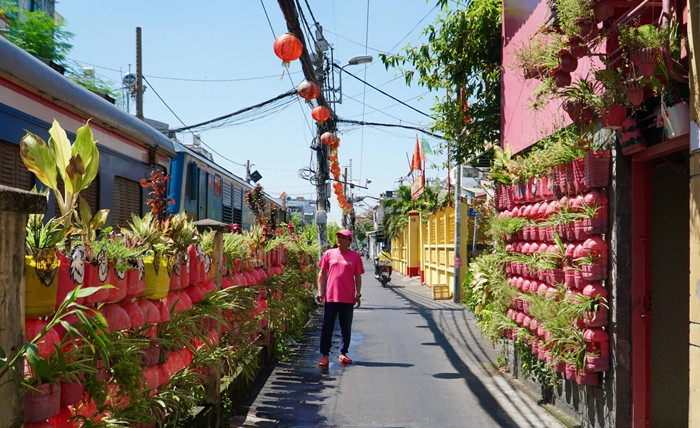 20m hàng rào được ông "hoá hồng" bằng hàng trăm chai nhựa trồng cây xanh. Ảnh: Plo