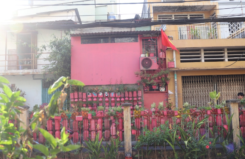 Toàn cảnh căn nhà màu hồng nhìn từ bên kia đường. Ảnh: Thegioitiepthi