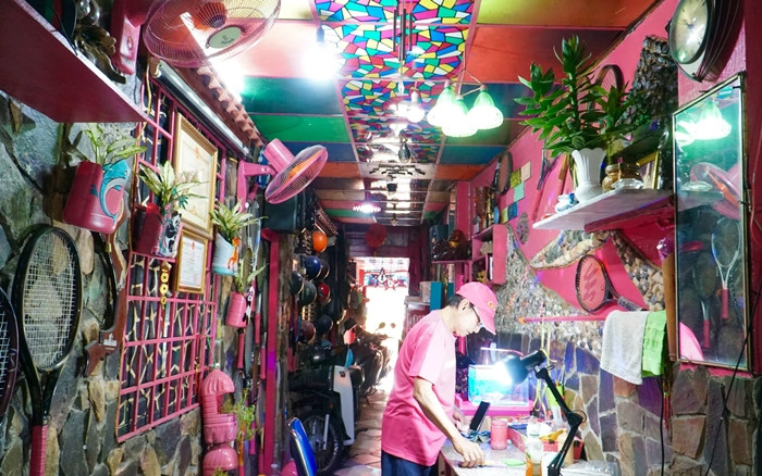 Ông Chánh sơn sửa, biến chai, lọ thành những vật trang trí xinh xắn để tô điểm cho căn nhà. Ảnh: Plo