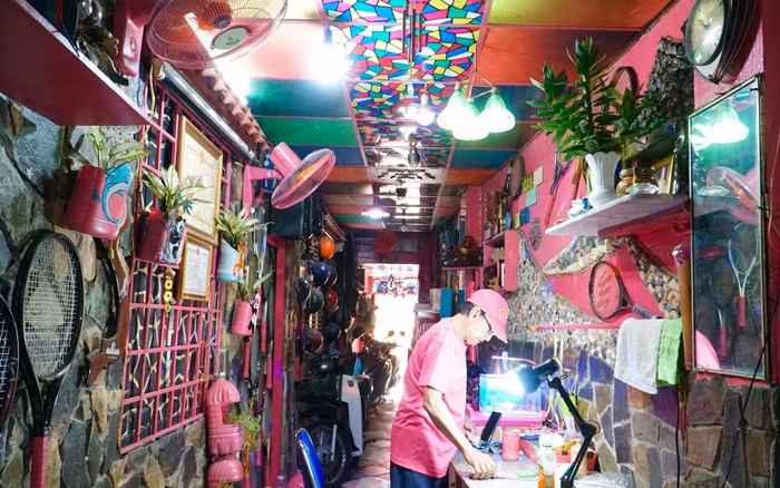 Ông Chánh sơn sửa, biến chai, lọ thành những vật trang trí xinh xắn để tô điểm cho căn nhà. Ảnh: Plo