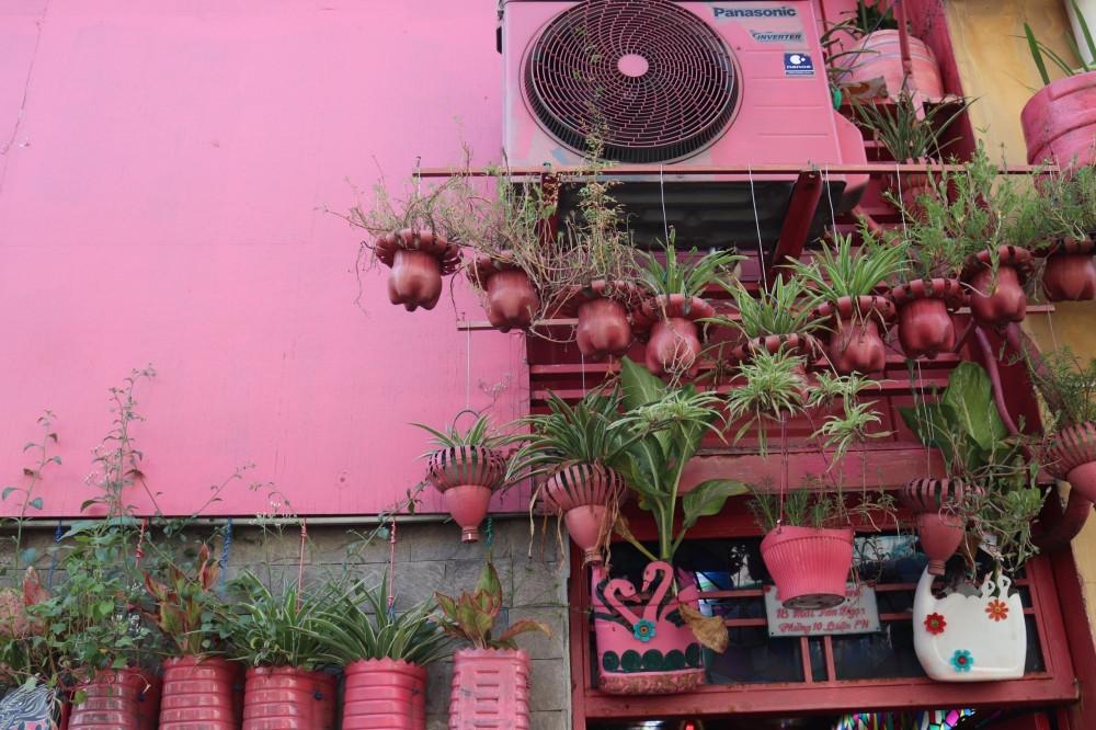 Từ ngoài vào trong, đa số các vật dụng đều "khoác" màu hồng tươi tắn. Ảnh: Sohuutritue