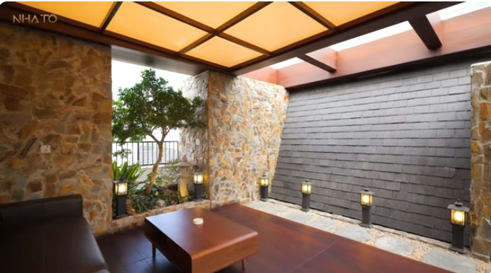 Tầng áp mái là không gian thư giãn của gia chủ. Ảnh chụp màn hình NhaTo