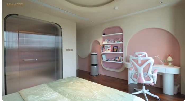 Trên tầng 3 gồm 3 phòng ngủ dành cho con trai, con gái và khách. Ảnh chụp màn hình NhaTo