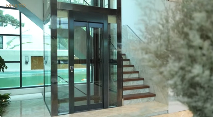 Thang máy trong suốt trị giá vài tỷ đồng là điểm nhấn trong căn nhà. Ảnh chụp màn hình NhaTo