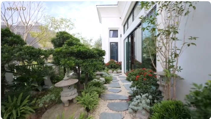 Căn biệt thự gồm 4 tầng nổi và 1 tầng hầm. Bao quanh ngôi nhà là sân vườn xanh mướt. Ảnh chụp màn hình NhaTo