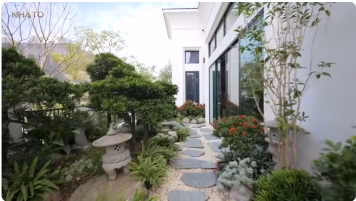 Căn biệt thự gồm 4 tầng nổi và 1 tầng hầm. Bao quanh ngôi nhà là sân vườn xanh mướt. Ảnh chụp màn hình NhaTo